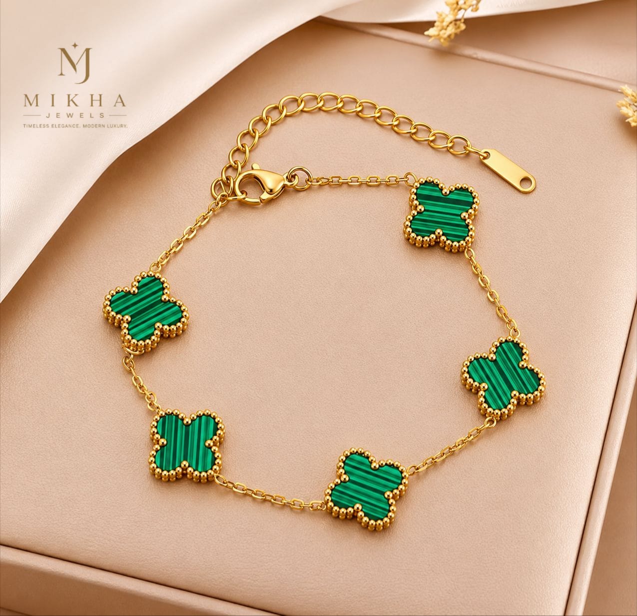Bracelet gold bracelet adorned with green charms