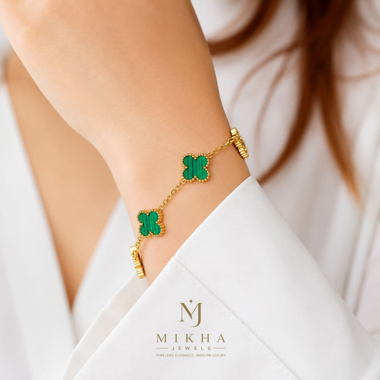 Bracelet gold bracelet adorned with green charms
